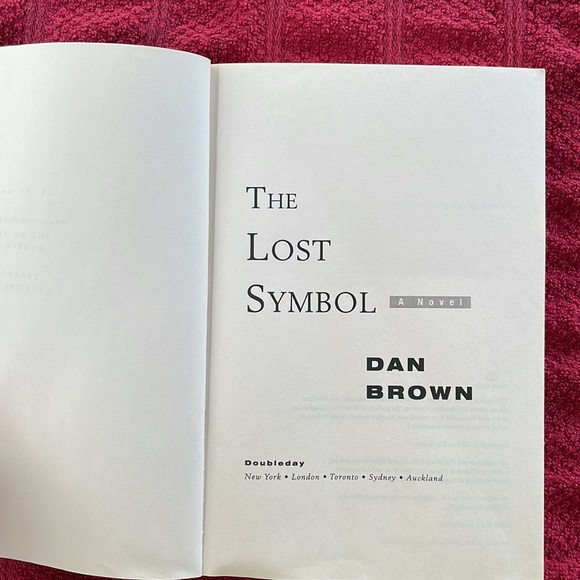 🌈2/$8 The Lost Symbol #3 in the Robert Langdon Series - Picture 7 of 12